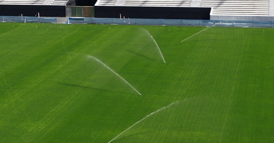 Gramado do Itaquerão é irrigado; obras ainda acontecem na área interna e externa do estádio