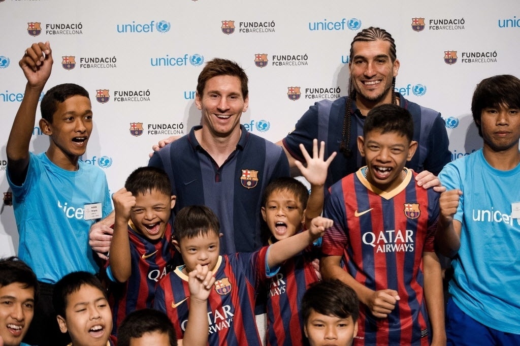 Messi e José Manuel Pinto, do Barcelona, participam de ação social com crianças na Tailândia - REUTERS/Chaiwat Subprasom