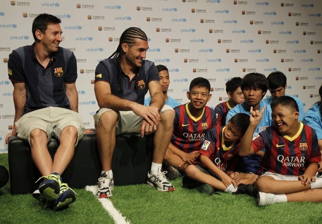 Messi e José Manuel Pinto, do Barcelona, participam de ação social com crianças na Tailândia - REUTERS/Chaiwat Subprasom