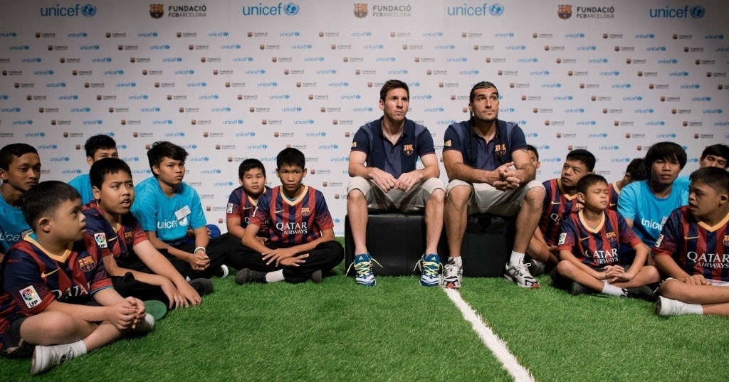 Messi e José Manuel Pinto, do Barcelona, participam de ação social com crianças na Tailândia - AFP PHOTO/ Nicolas ASFOURI