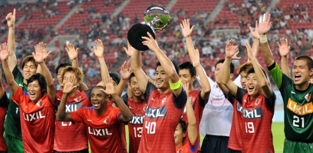 Jogadores do Kashima Antlers comemoram o título da Copa Suruga sobre o São Paulo - AFP PHOTO / KAZUHIRO NOGI