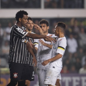 07.08.13 - Gil e Neílton se empurram na partida entre Corinthians e Santos pelo Brasileirão - Ricardo Nogueira/UOL