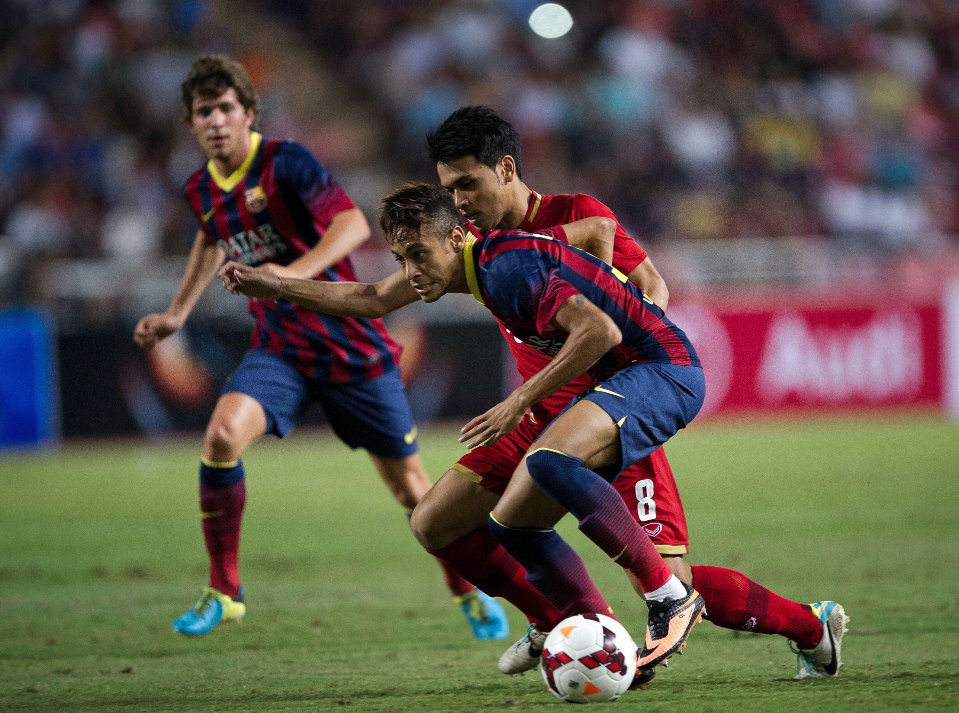 Brasileiro Neymar tenta sair da marcação no amistoso em que marcou o 1º gol com a camisa do Barcelona - AFP