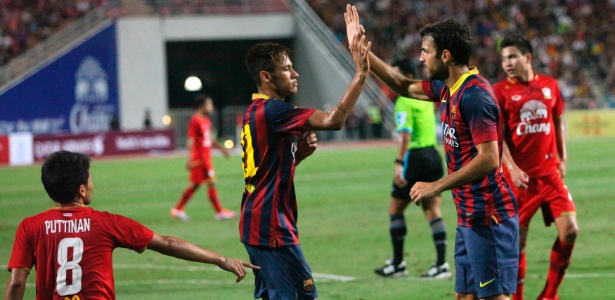 Neymar (e) comemora com Fabregas após marcar seu primeiro gol pelo Barcelona - REUTERS/Kerek Wongsa