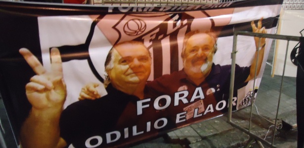 Presidente e vice são alvos de protestos antes do clássico na Vila Belmiro - Samir Carvalho/UOL Esporte