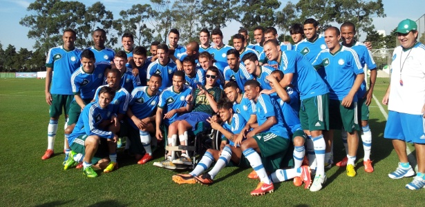 Jogadores do Palmeiras tiram foto com o torcedor Lucas, de 18 anos, na Academia - Lucas Tieppo/UOL