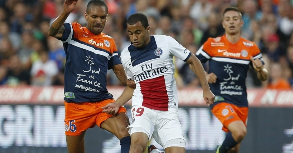 09.ago.2013 - Lucas, do PSG, tenta escapar da marcação do Montpellier durante a primeira rodada do Campeonato Francês