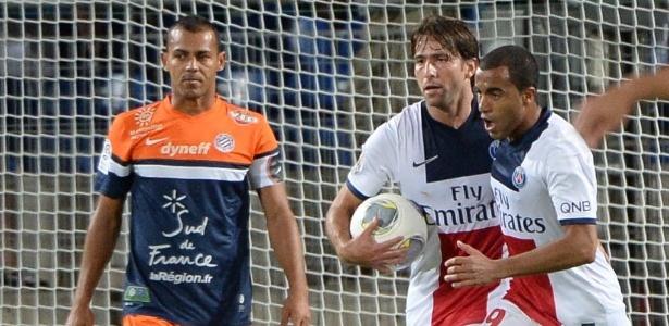 Maxwell comemora com Lucas após marcar gol de empate do PSG contra o Montpellier - Boris Horvat/AFP