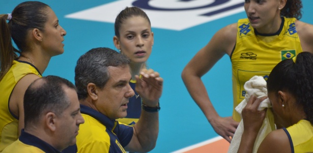 José Roberto Guimarães conversa com atletas do Brasil durante tempo técnico na vitória desta sexta - Divulgação/FIVB