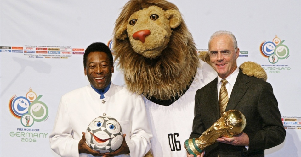 13.nov.2004 - Ex-jogadores Pelé (e) e Beckhenbauer revelam o mascote da Copa da Alemanha-2006, o leão Goleo