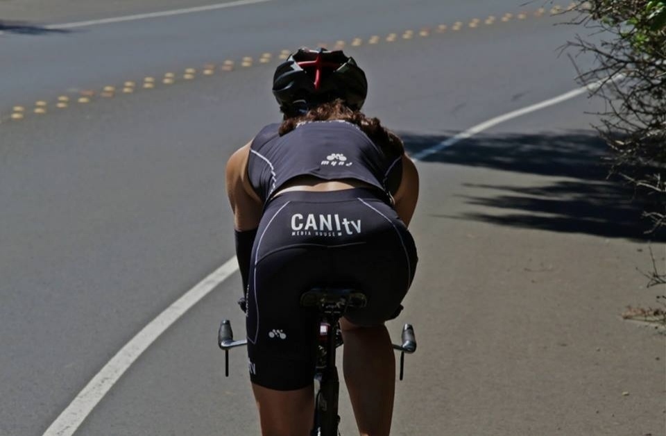 Silvia Ribeiro está gravando um programa para o canal Off, em que passeia pelo mundo em cima de sua bicicleta - Arquivo Pessoal