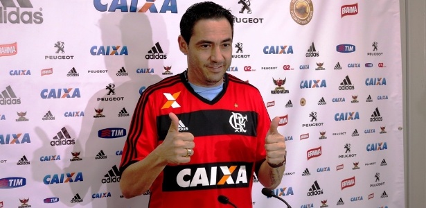 Zagueiro Chicão veste pela primeira vez a camisa do Flamengo após apresentação - Pedro Ivo Almeida/UOL