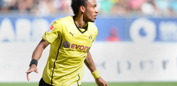 Exaltado por sua velocidade, Aubameyang marcou três gols na estreia do Alemão - CHRISTOF STACHE / AFP