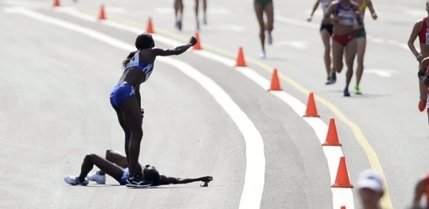 Atleta da Namíbia passa mal e compatriota abandona" prova para socorrer a companheira - REUTERS/Dylan Martinez