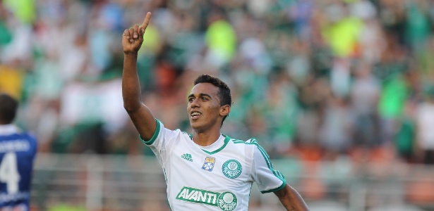 Juninho marcou o gol que iniciou a virada do Palmeiras sobre o Paraná Clube - Robson Ventura/Folhapress