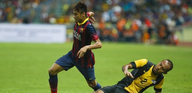 Neymar passa pela marcação de jogador da seleção da Malásia durante amistoso - EFE/EPA/AHMAD YUSNI