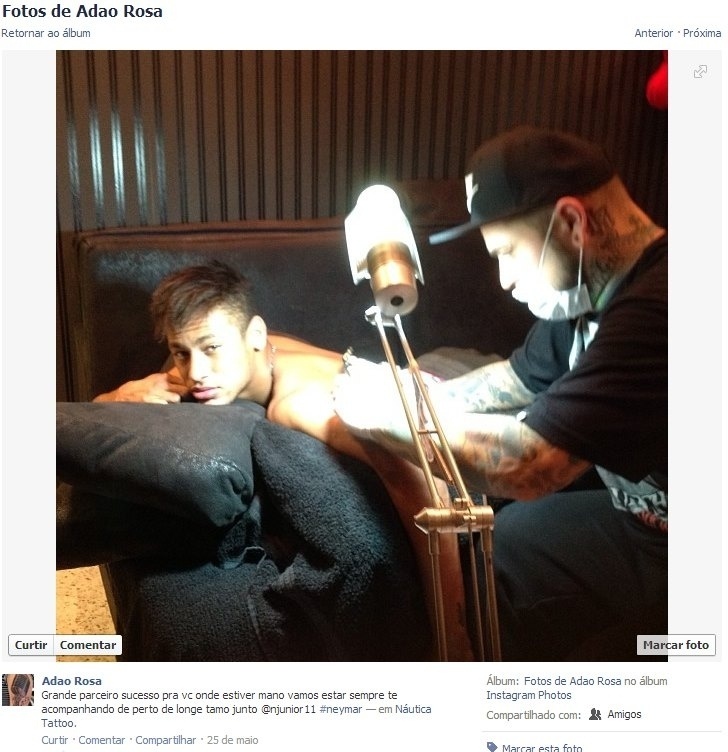 Neymar durante sessão de tatuagem com Adão Rosa - Reprodução/Facebook