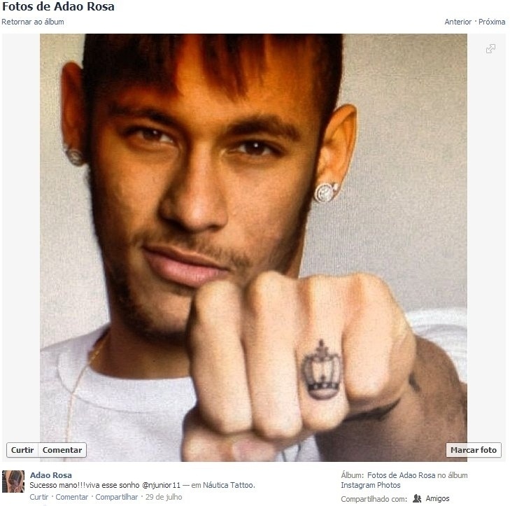 Neymar e sua tatuagem de coroa no dedo - Reprodução/Facebook