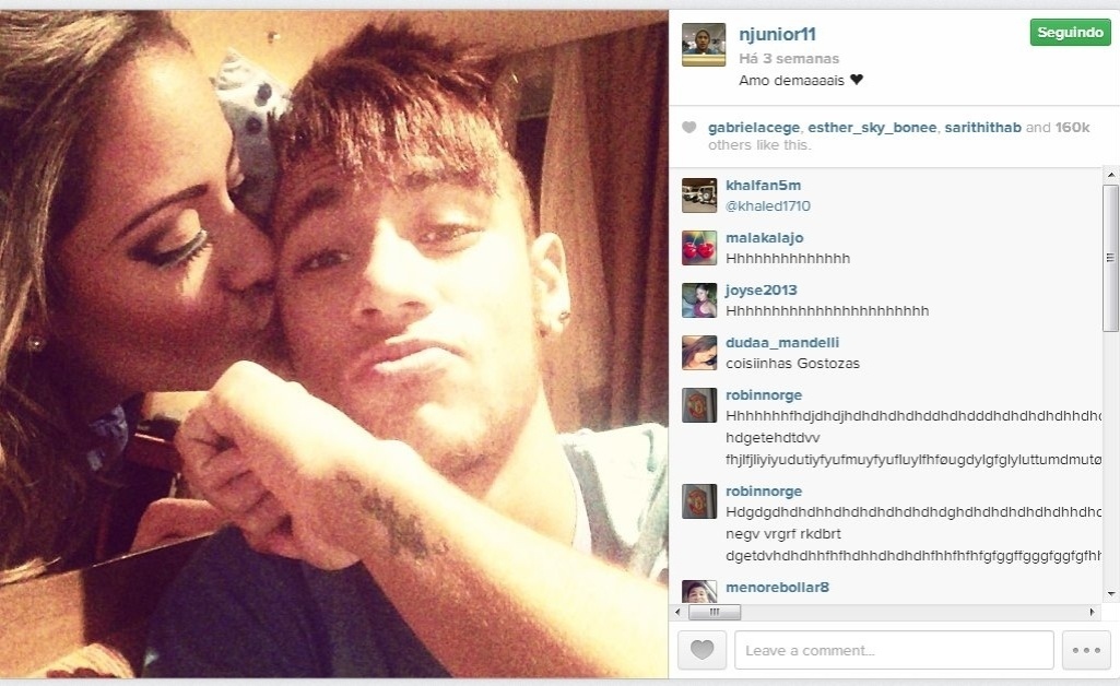 Neymar exibe a tatuagem com o nome de Rafaella, sua irmã, no braço - Reprodução/Instagram/njunior11