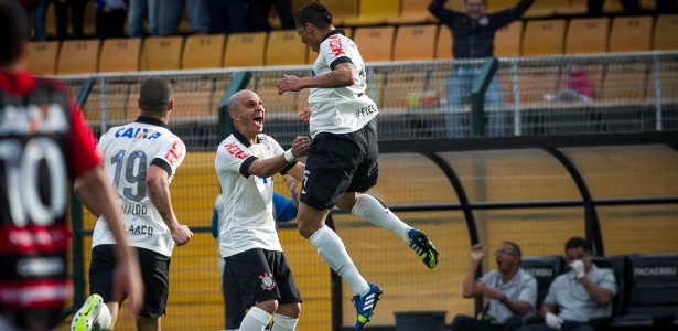 Ralf comemora com Fábio Santos seu gol marcado pelo Corinthians contra o Vitória - Rodrigo Capote / UOL