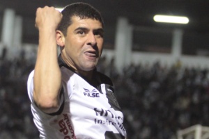 11.08.2013 - William, atacante da Ponte Preta, comemora seu gol na partida contra o Criciúma, no Moisés Lucarelli - ESTADÃO CONTEÚDO - ESTADÃO CONTEÚDO