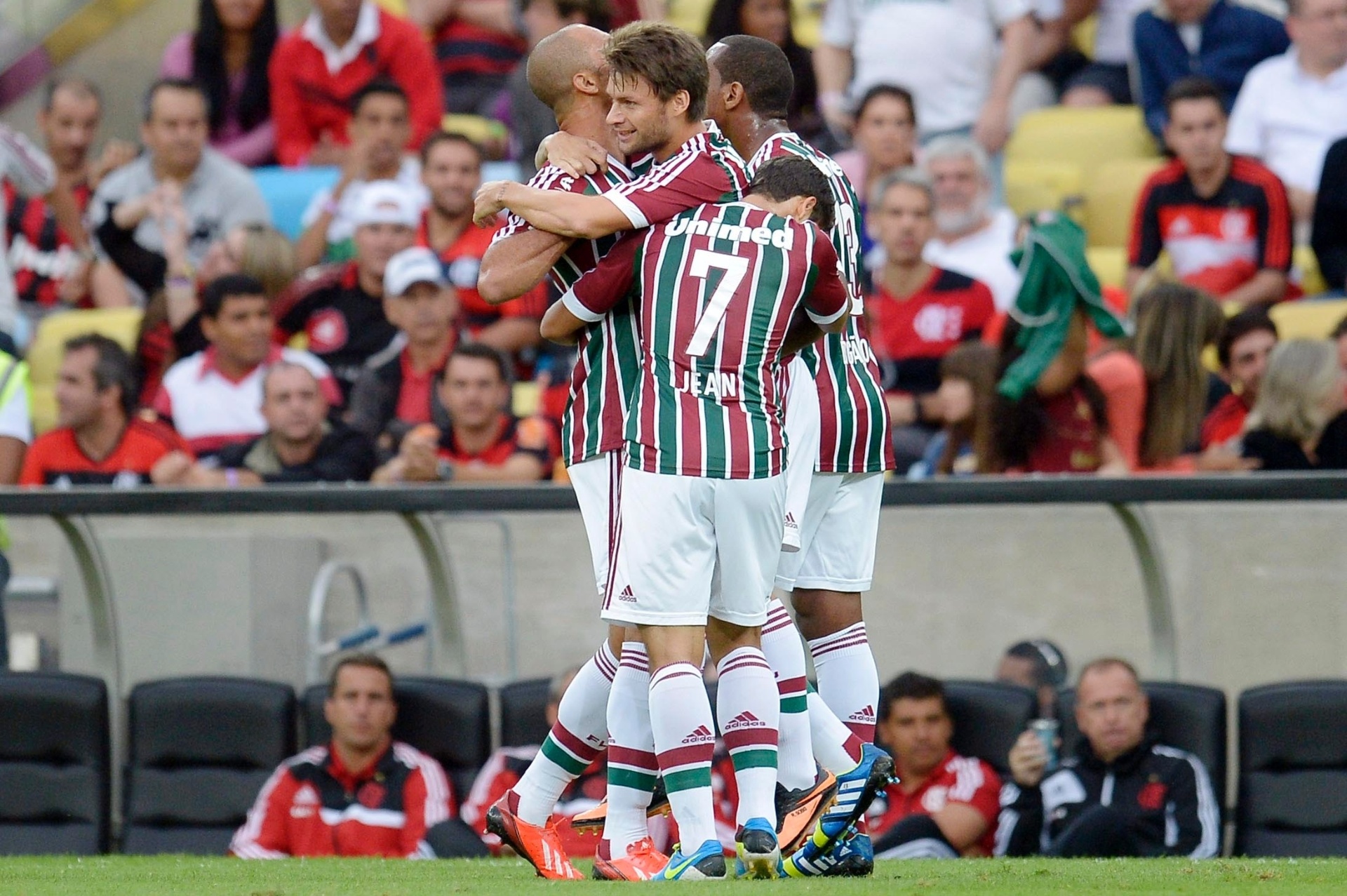 11.ago.2013 - Jogadores do Fluminense comemoram gol marcado por Rafael Sóbis na partida contra o Flamengo - Fernando Cazaes/Photocamera
