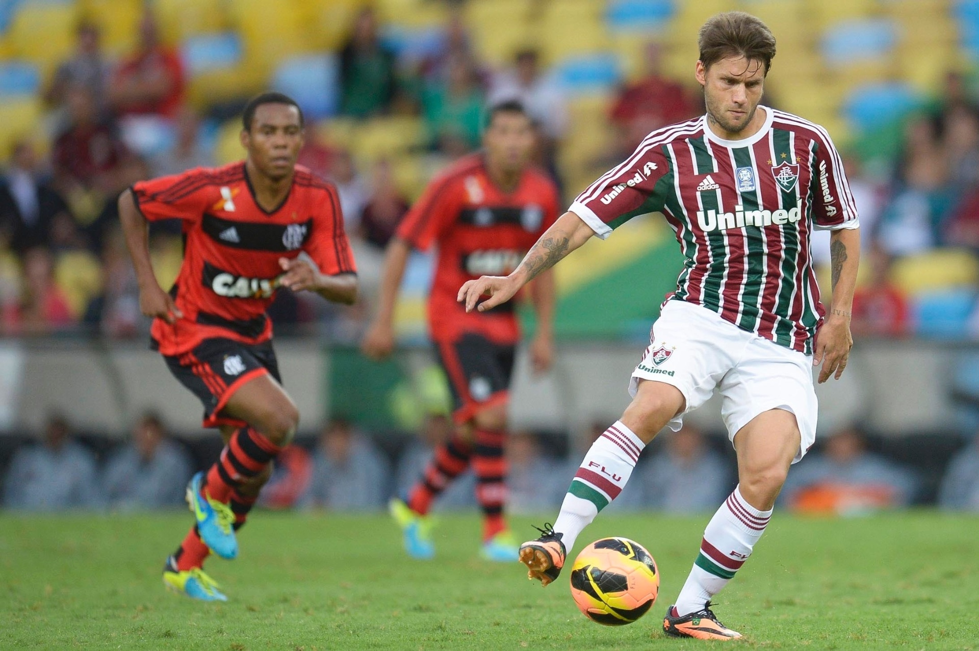 11.ago.2013 - Rafael Sóbis tenta a jogada na partida entre Fluminense e Flamengo pelo Brasileirão - Fernando Cazaes/Photocamera
