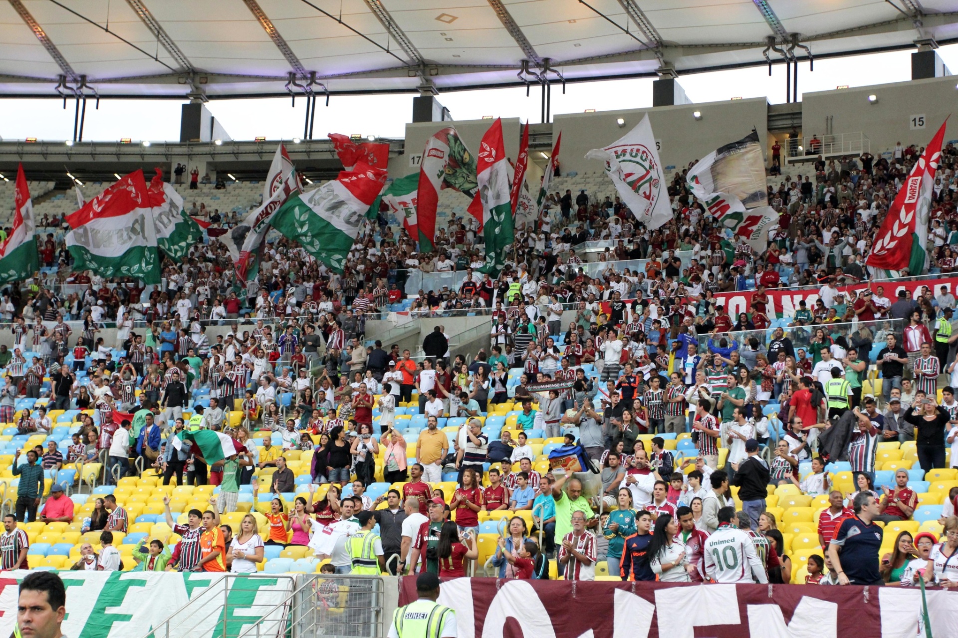 11.ago.2013 - Torcida do Fluminense faz festa no Maracanã durante partida contra o Flamengo pelo Brasileirão - Fernando Cazaes/Photocamera