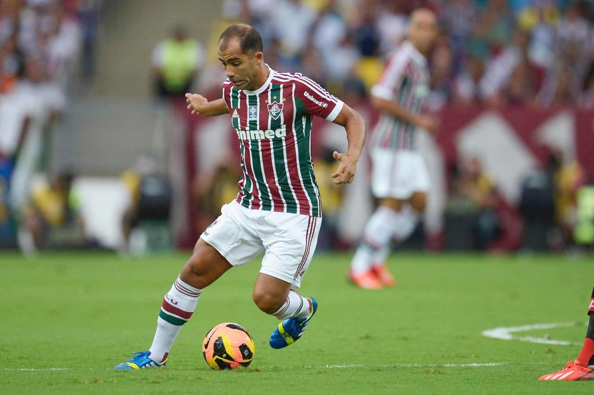 11.ago.2013 - Felipe, meia do Fluminense, carrega a bola na partida contra o Flamengo pelo Brasileirão - Fernando Cazaes/Photocamera