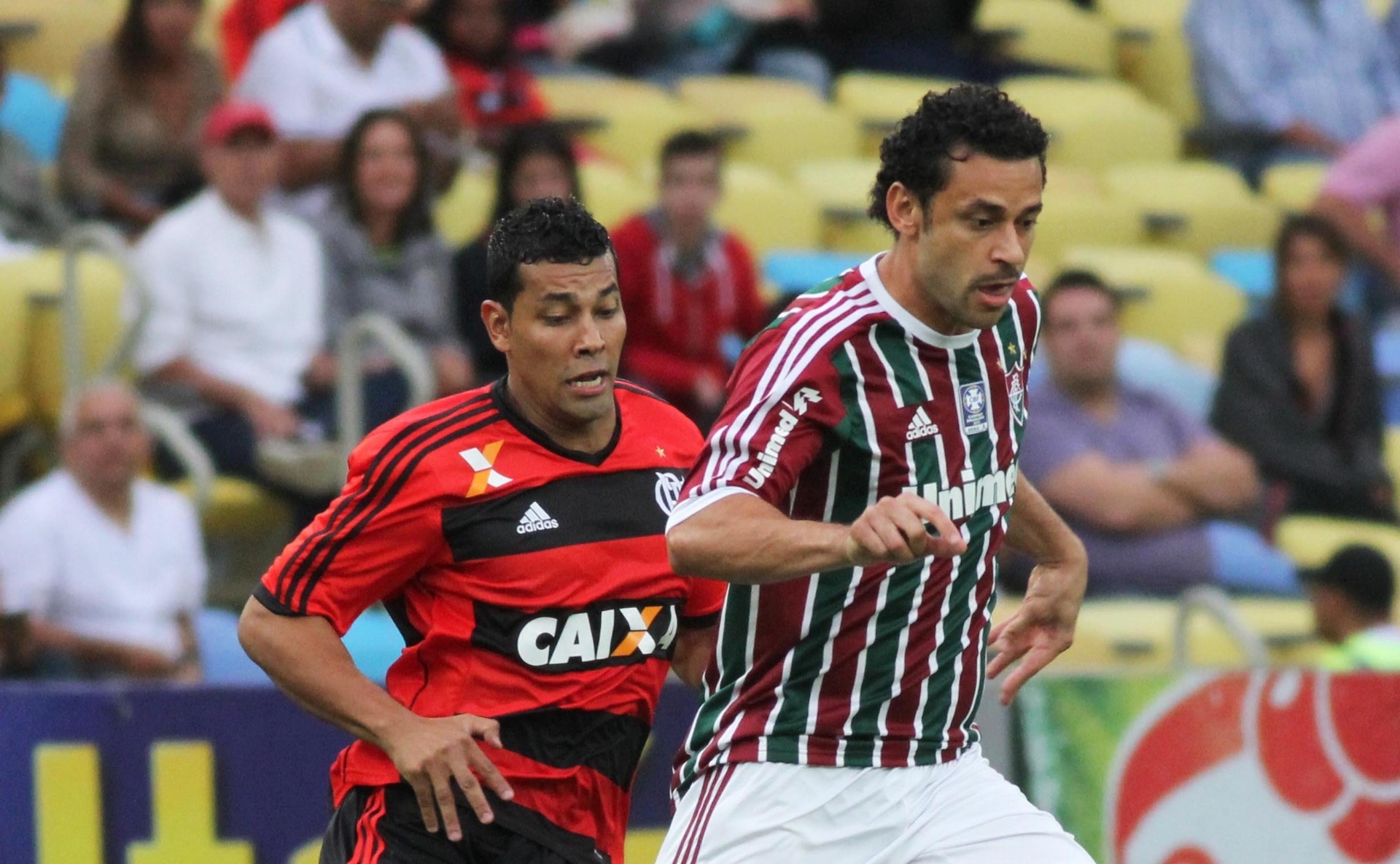 11.ago.2013 - Fred (dir.) e André Santos disputam a bola durante clássico entre Flamengo e Fluminense neste domingo - Fernando Cazaes/Photocamera