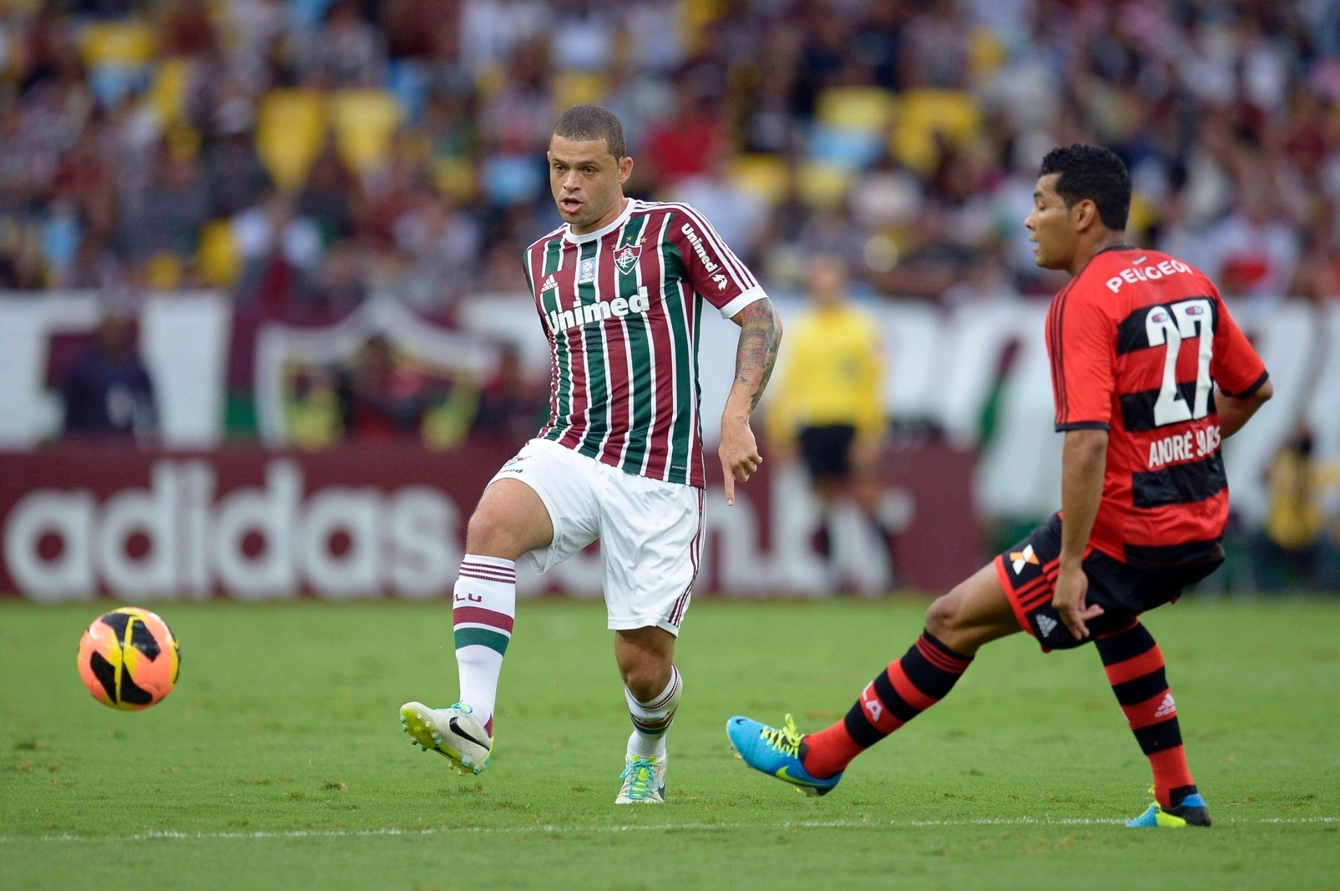 Edinho, volante do Fluminense, carrega a bola na partida contra o Flamengo - Fernando Cazaes/Photocamera