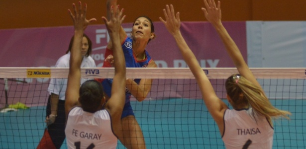 Fernanda Garay e Thaísa armam bloqueio duplo contra ataque de Porto Rico durante jogo do Grand Prix - Divulgação/FIVB