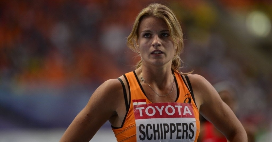 12.ago.2013 - Dafne Schippers, da Holanda, observa seu resultado nos 200 m do heptatlo no Mundial de Moscou