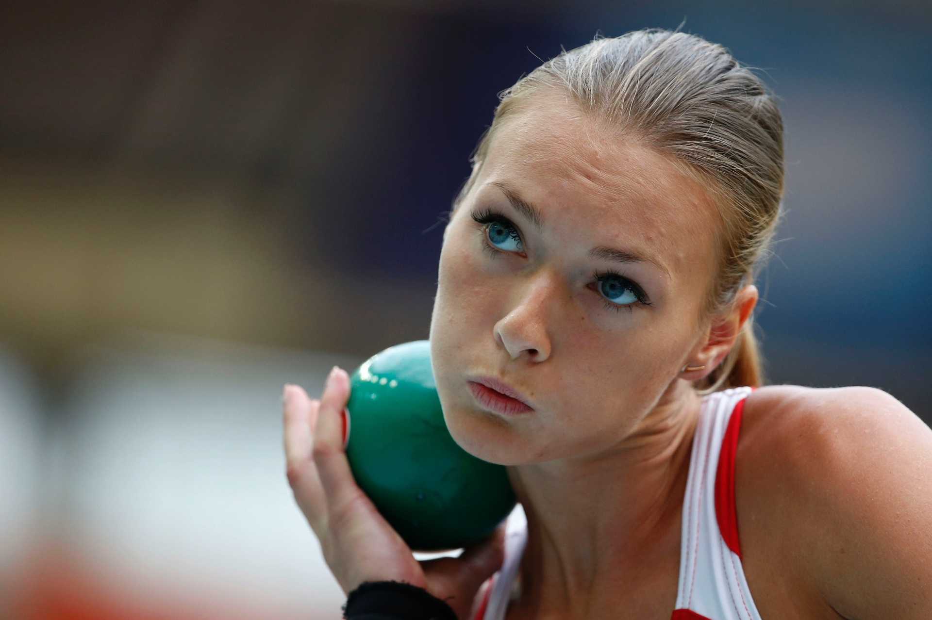 12.ago.2013 - Laura Ikauniece, da Letonia, disputa prova do arremesso de peso no heptatlo - REUTERS/Dominic Ebenbichler