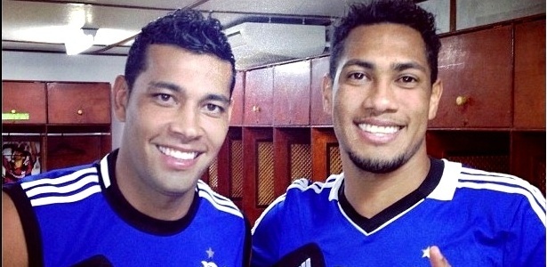 André Santos (e) brincou com gol roubado de Hernane (d) em foto postada no Instagram - Reprodução/Instagram