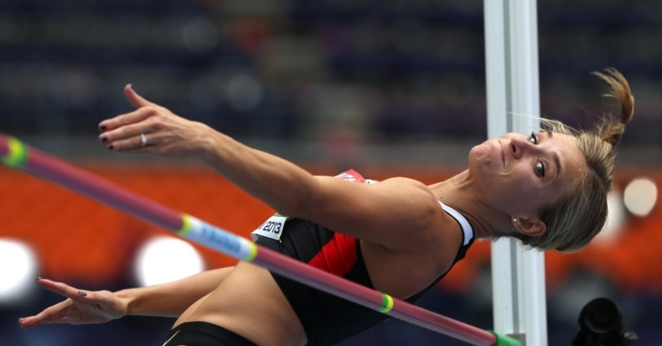 A canadense Brianne Theisen Eaton compete no heptatlo, na prova de salto em altura, em Moscou