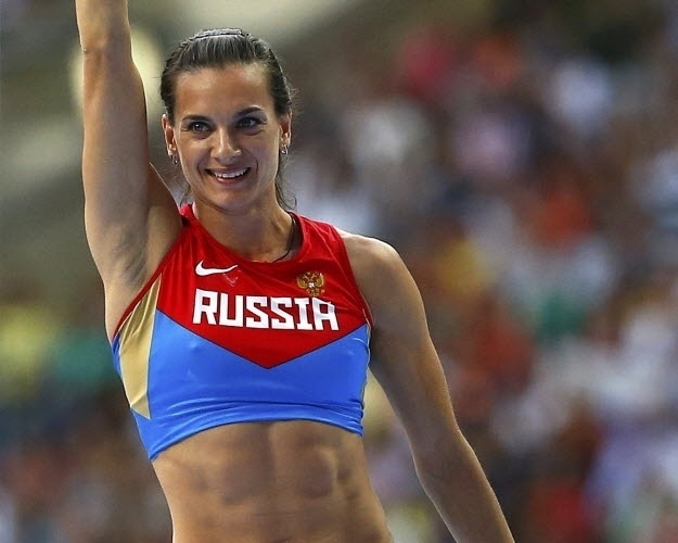 A musa russa Yelena Isinbaeva sorri após se classificar para a decisão do salto com vara no Mundial de Moscou