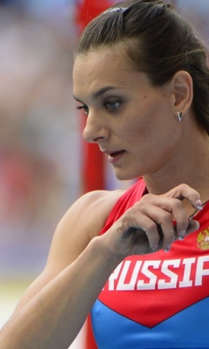 A musa Yelena Isinbaeva se concentra para as eliminatórias do salto com vara em Moscou