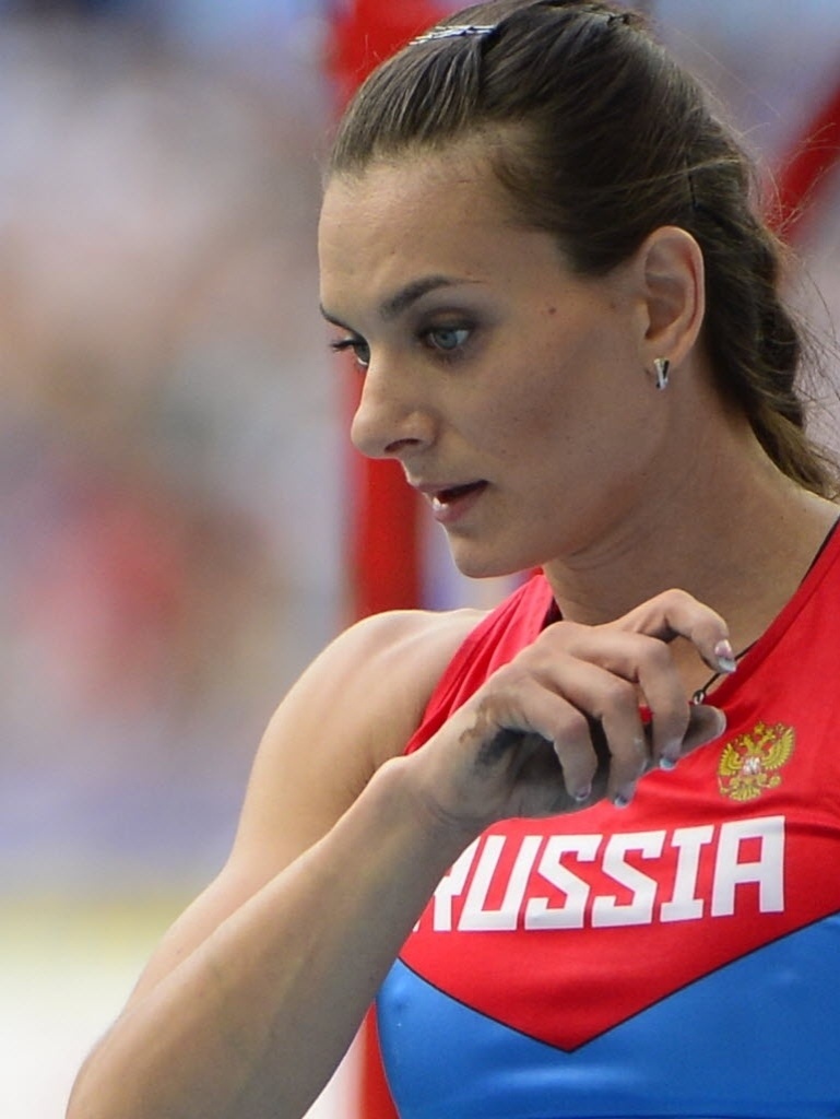 A musa Yelena Isinbaeva se concentra para as eliminatórias do salto com vara em Moscou - AFP PHOTO / OLIVIER MORIN