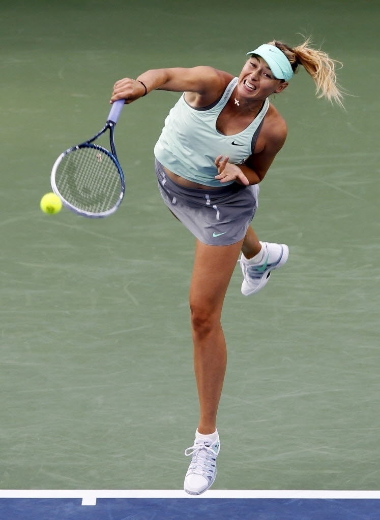 13.08.2013 - Maria Sharapova saca durante a partida contra a americana Sloane Stephens, em Cincinnati