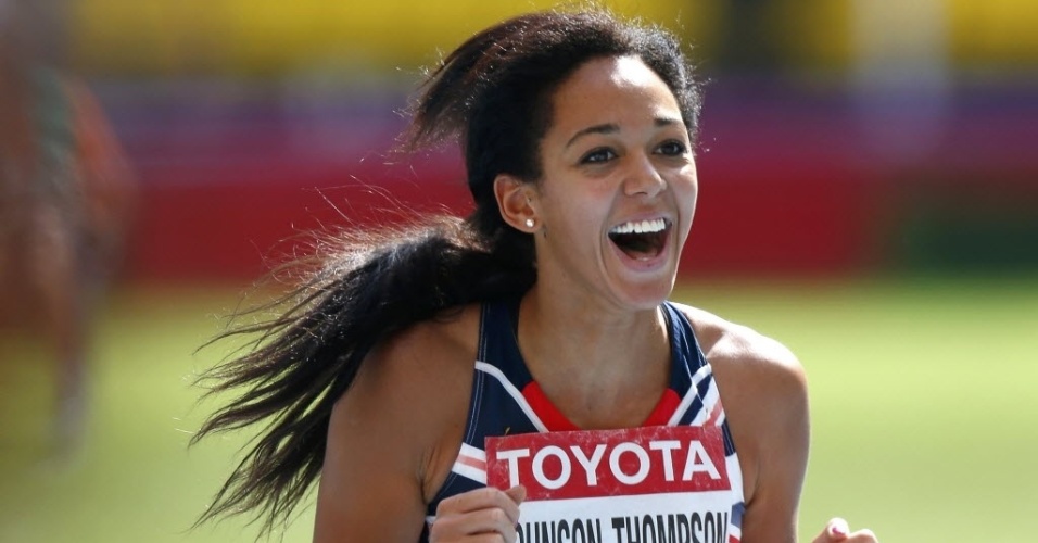 13.ago.2013 - A britânica Katarina Johnson-Thompson sorri após bom lançamento de dardo na prova do heptatlo do Mundial de Moscou