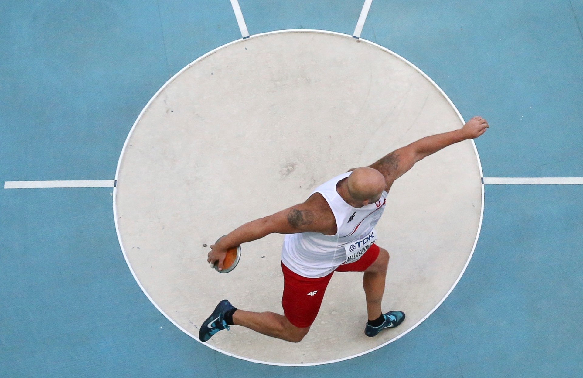 13.ago.2013 - Polonês Piotr Malachowski disputa o lançamento de disco em Moscou - REUTERS/Fabrizio Bensch