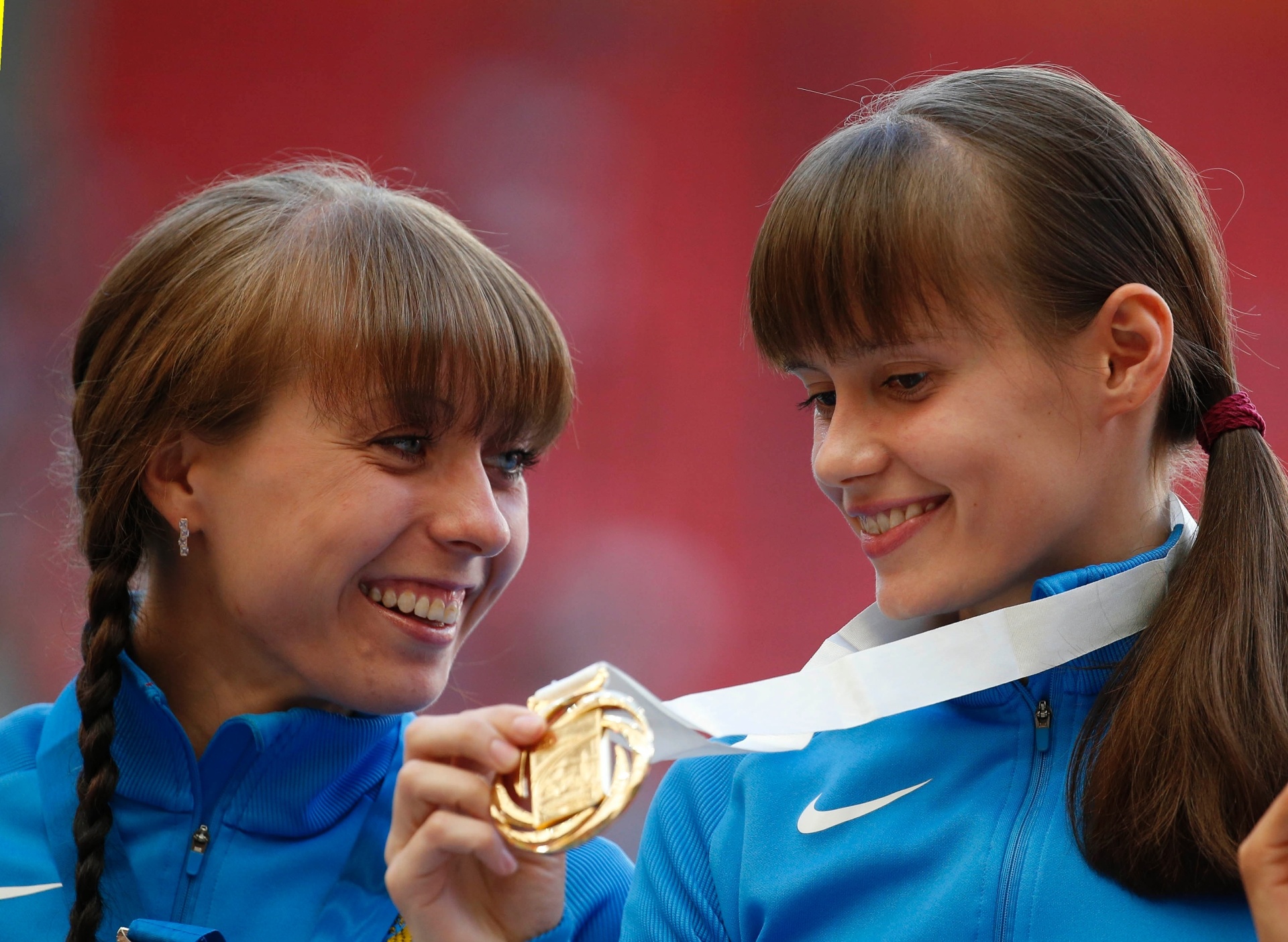 13.ago.2013 - Russa  Elena Lashmanova exibe medalha de ouro da marcha atlética de 20 km ao lado da compatriota Anisya Kirdyapkina, que levou a prata - REUTERS/Grigory Dukor