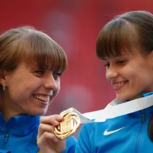 13.ago.2013 - Russa  Elena Lashmanova exibe medalha de ouro da marcha atlética de 20 km ao lado da compatriota Anisya Kirdyapkina, que levou a prata - REUTERS/Grigory Dukor