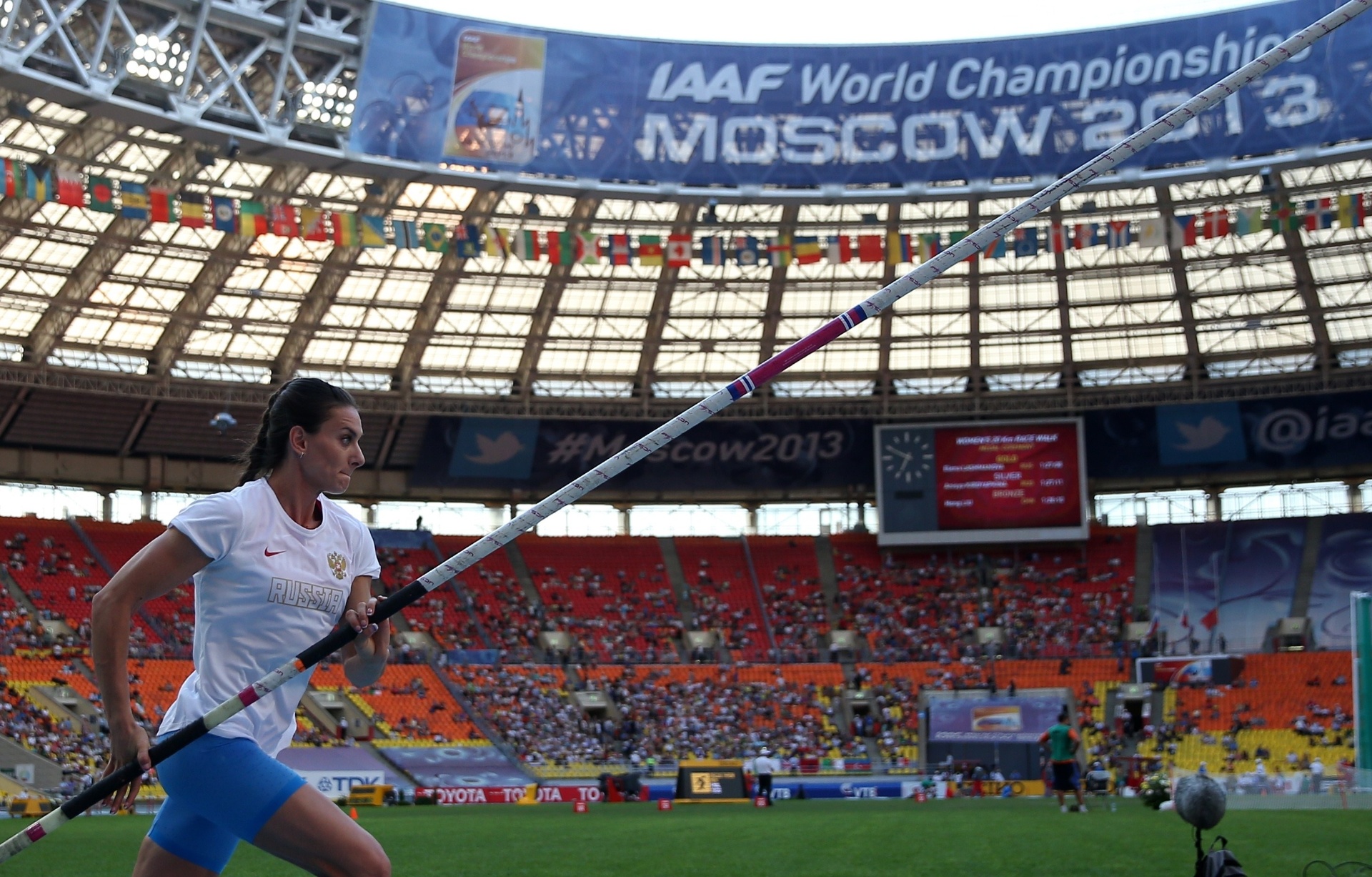 13.ago.2013 - Russa Yelena Isinbayeva realiza aquecimento para a final do salto com vara feminino - AFP PHOTO / FRANCK FIFE