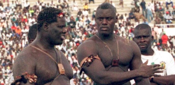 Manga II (esquerda) e Mohammed Ndao, o Tyson (direita), antes do combate no Estádio de Dakar  - Seyllou Diallo/AFP
