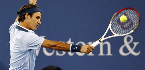 Roger Federer devolve de backhand contra Philipp Kohlschreiber na estreia em Cincinnati - John Sommers II/Reuters