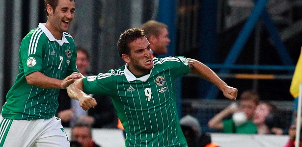 Atacante Martin Paterson comemora seu gol na vitória da Irlanda do Norte sobre a Rússia