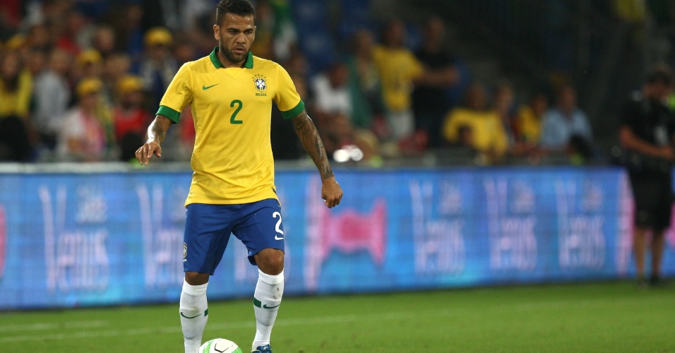 14.ago.2013 - Autor do gol contra que definiu a vitória da Suíça sobre o Brasil, Daniel Alves domina a bola durante o amistoso