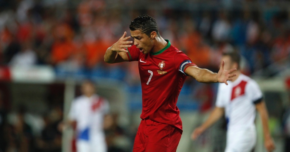 14.ago.2013 - Cristiano Ronaldo reclama durante amistoso entre Portugal e Holanda; partida terminou empatada por 1 a 1